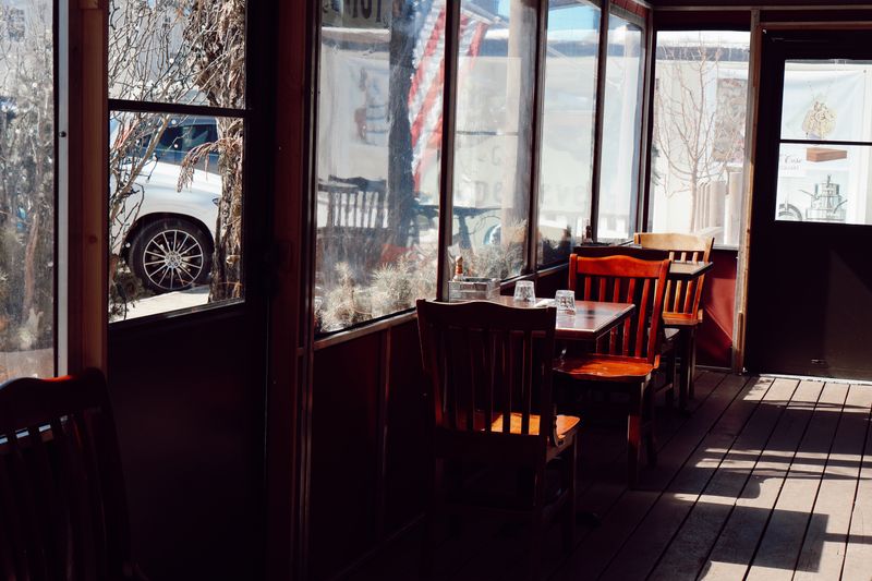 Wing Snob outdoor patio seating area